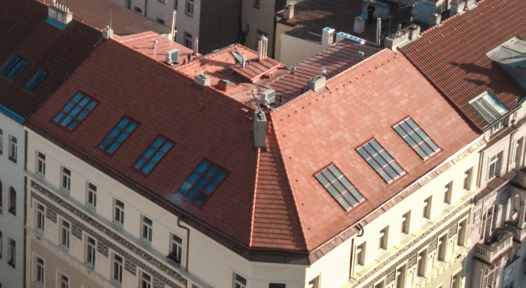 Dokončená půdní vestavba Přemyslovská při pohledu z ulice