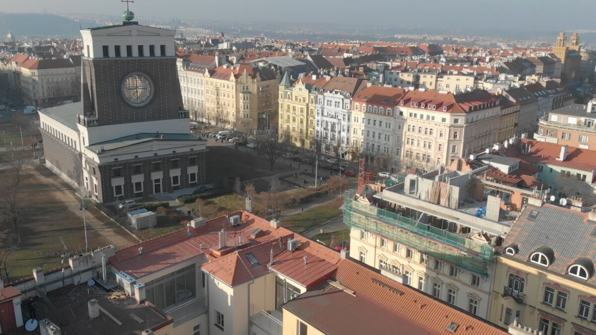 Dokončená střecha Přemyslovská ze dvora s kostelem Nejsvětějšího Srdce Páně